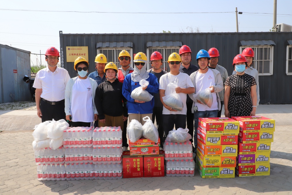 灌西投資公司黨委到宵洋碼頭送清涼慰問一線員工_副本